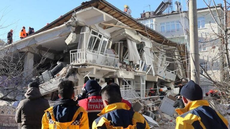 المئات القتلى و الجرحا في زلزال تركيا