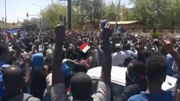 إطلاق نار على متظاهرين قرب مقر قيادة الجيش السوداني في الخرطوم