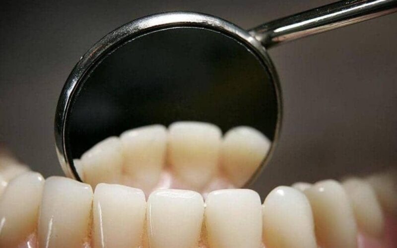 متى تنظف أسنانك صباحا؟ خبراء يحددون "الوقت الأنسب"