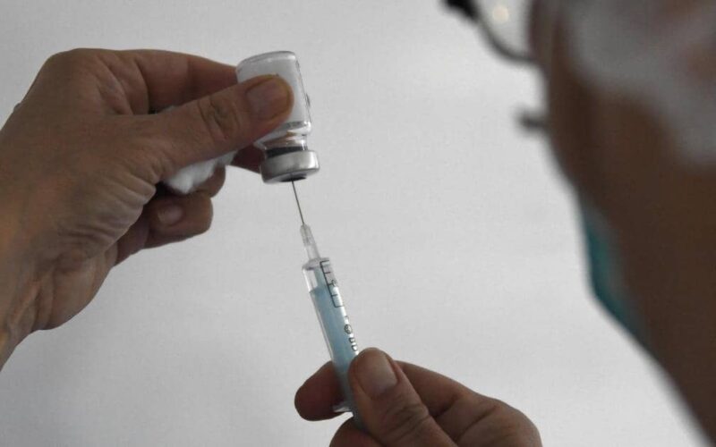 ممرض أميركي يصاب بكورونا بعد أسبوع من تلقي اللقاح