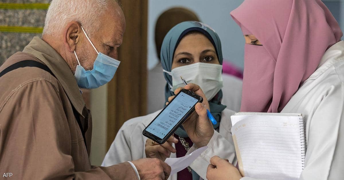 أول أيام تطعيم لقاح كورونا في مصر.. ماذا حدث؟