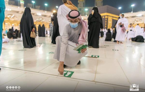 إزالة ملصقات التباعد من المسجد الحرام استعداداً لصلاة فجر الأحد