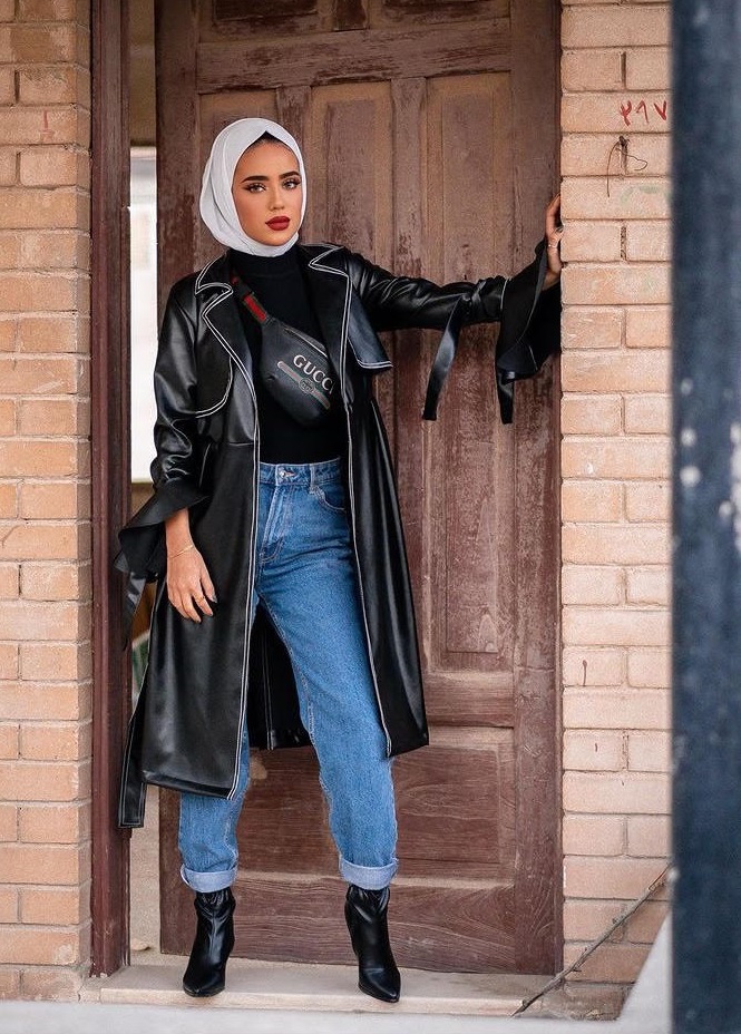 معطف جلد أسود مع بنطلون جينز من سارة الدهيم-صورة 3