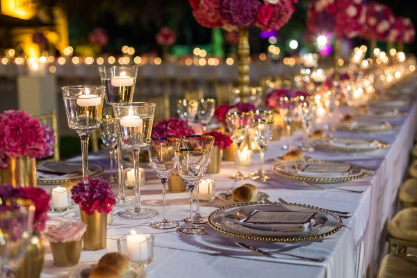 طاولة استقبال مزينة بالورود والشموع
