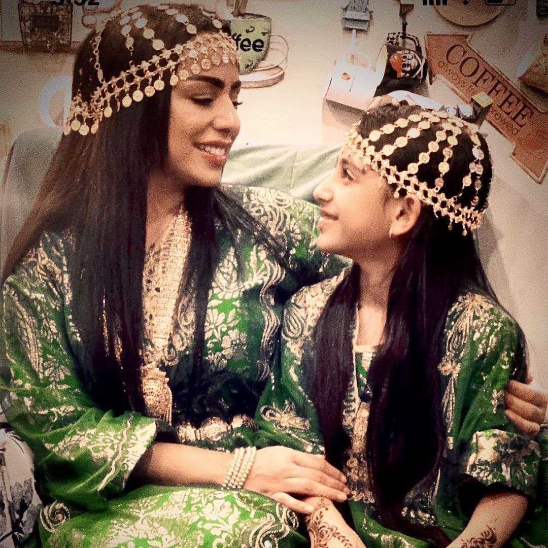 هند البلوشي مع ابنتها باكسسوارات رأس ذهبية جذابة