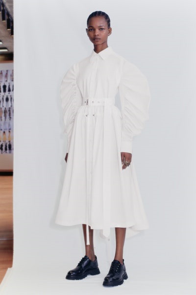 فستان باكمام منفوخة وتصميم الفراشة باللون الأبيض من أليكساندر ماكوين Alexander McQueen