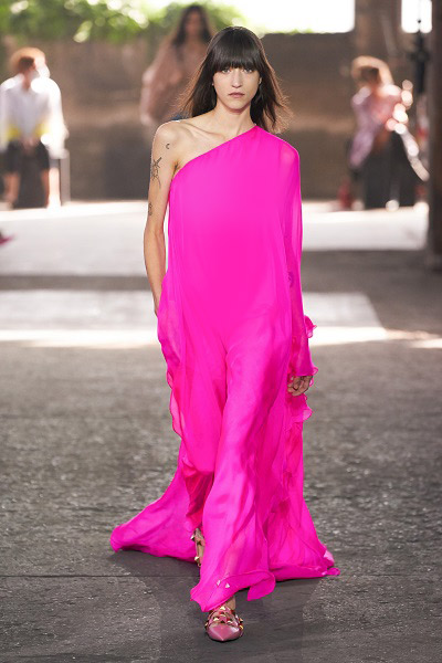 فستان باللون الوردي الحيوي من فالنتينو Valentino
