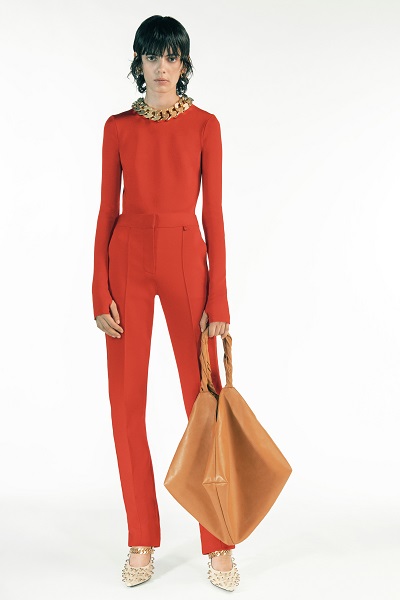 مبسوت باللون الأحمر من جيفنشي Givenchy
