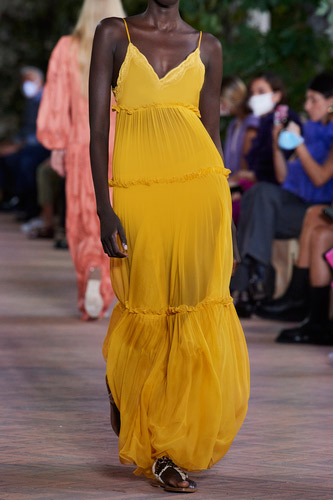 فستان أصفر طويل فضفاض من Alberta Ferretti