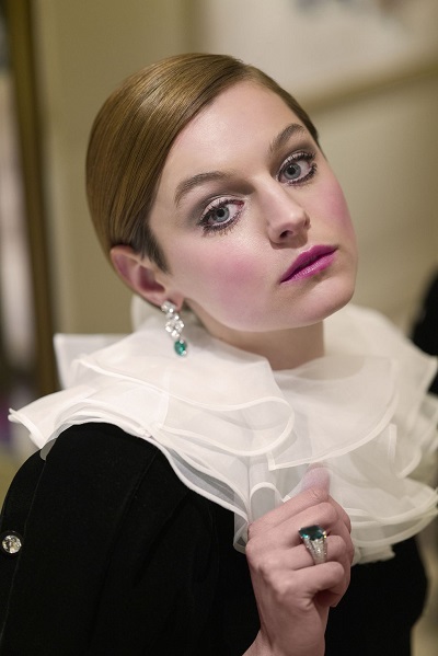 إيما كورين Emma Corrin بمجوهرات من كارتييه Cartier