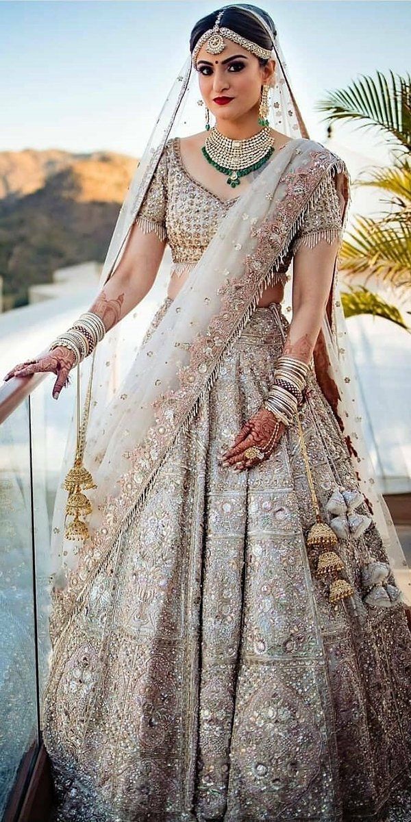 فستان هندي للأعراس مُطرز بالخرز الذهبي والفضي
