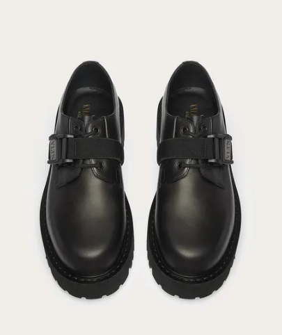 حذاء أسود من فالنتينو 