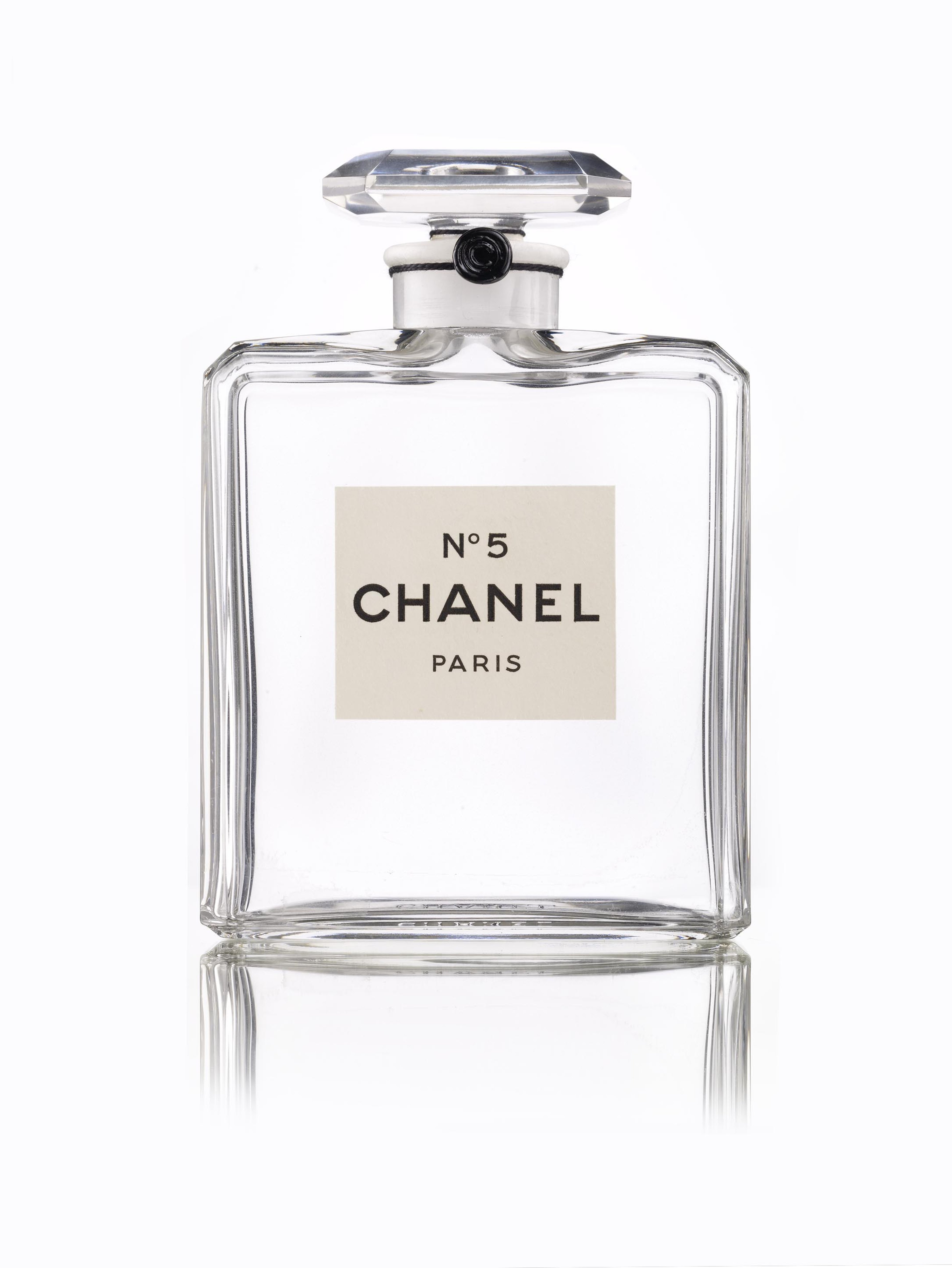 شانيل Chanel تشيد بعطر 5°N من خلال قلادة 55.55