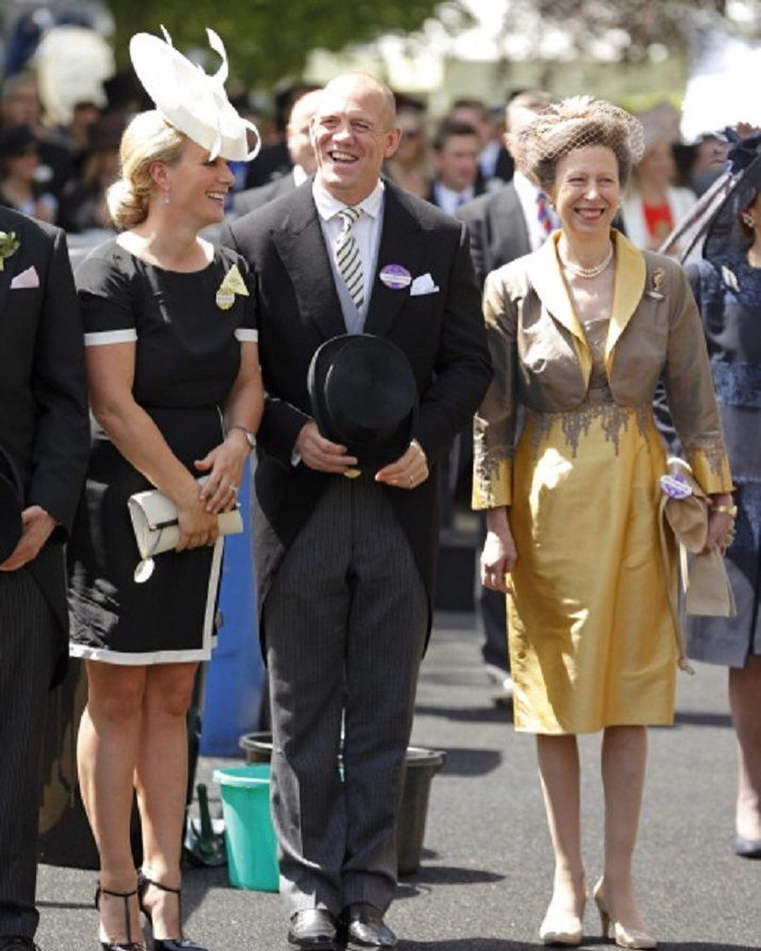زارا تيندال وزوجها مايك مع والدتها الأميرة آن-الصورة من أنستغرام
