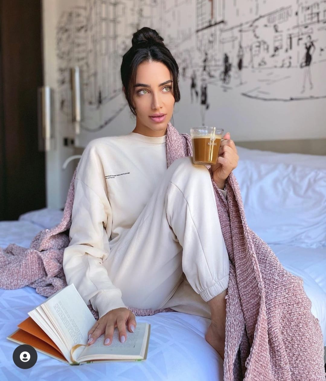 جيسيكا قهواتي في زي رياضي بلون الفوشيا صورة من انستغرامها الخاص @jessicakahawaty
