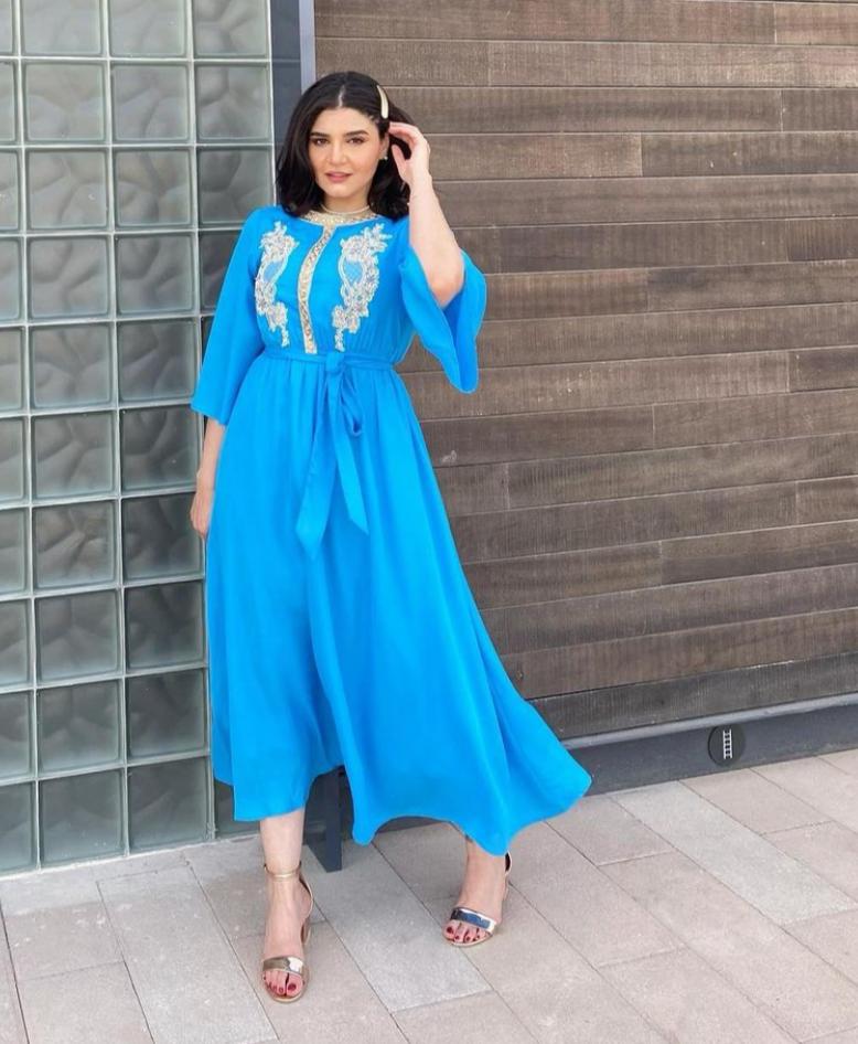 4 الممثلة نورا بجلابية كاجوال زرقاء -الصورة من حسابها على الانستغرام