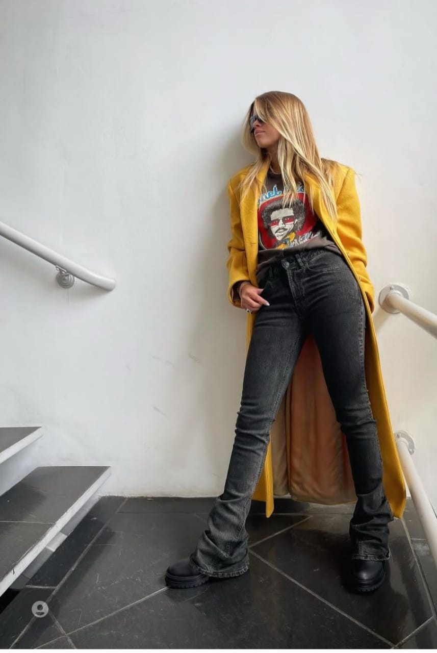 صوفيا ريتشي ترتدي المعطف الأصفر @sofiarichie من انستغرامها الخاص