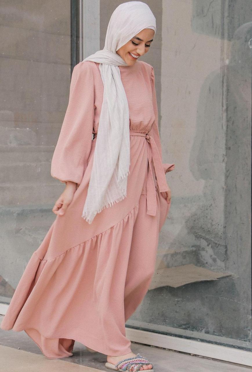  فستان زهري للربيع من سمية عادل -الصورة من الانستغرام