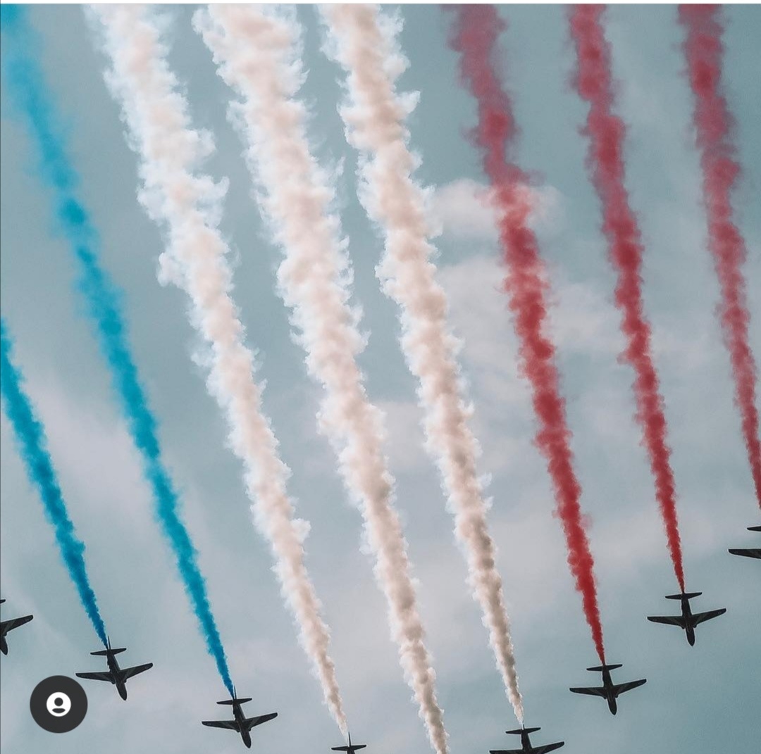 الطائرات ترسم العلم البريطاني فى يوم ميلاد الملكة الرسمي- الصورة من إنستغرام
