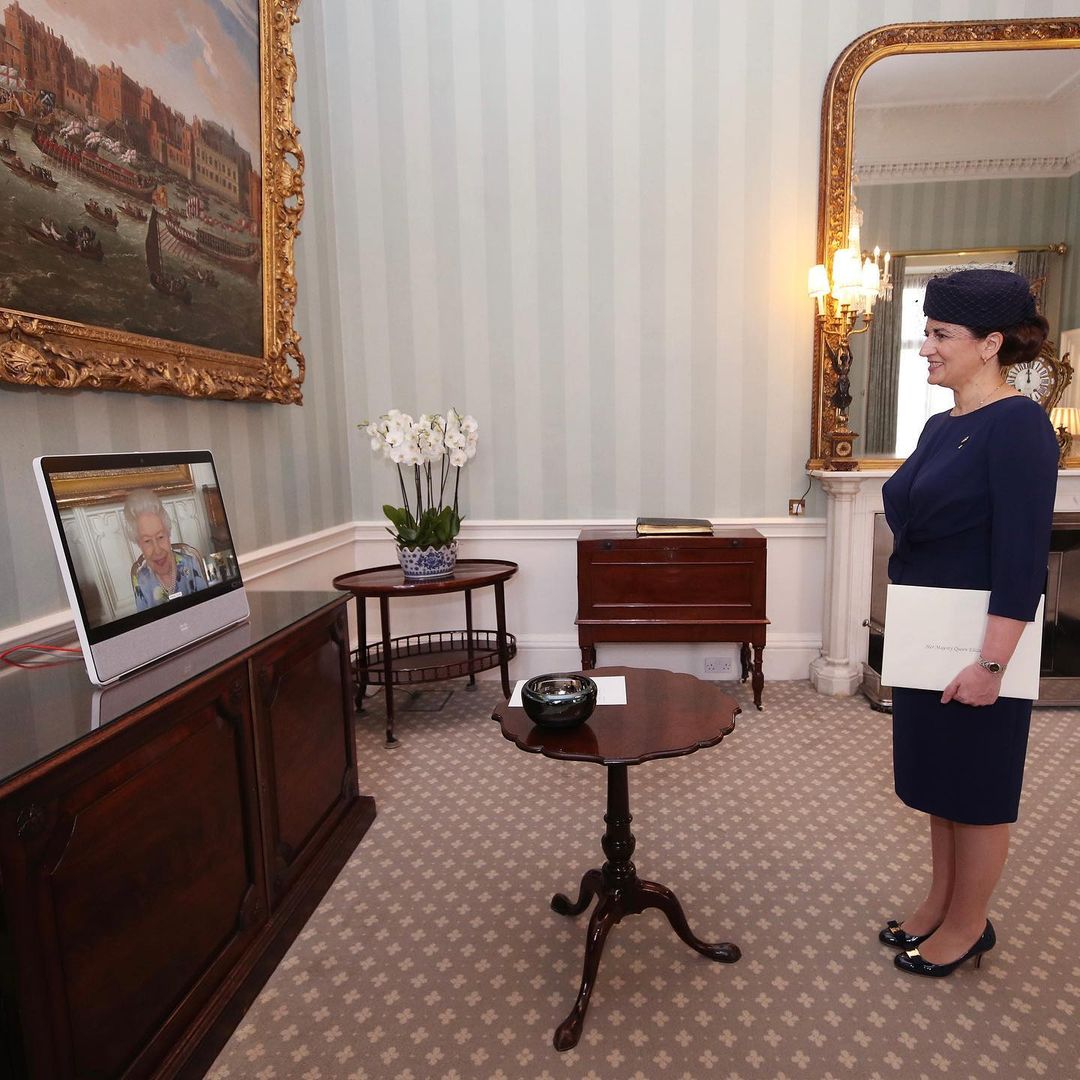 الملكة تعتمد سفيرة جمهورية لاتفيا عبر مقابلة إفتراضية من قلعة وندسور إلى قصر باكنغهام-الصورة من أنستغرام