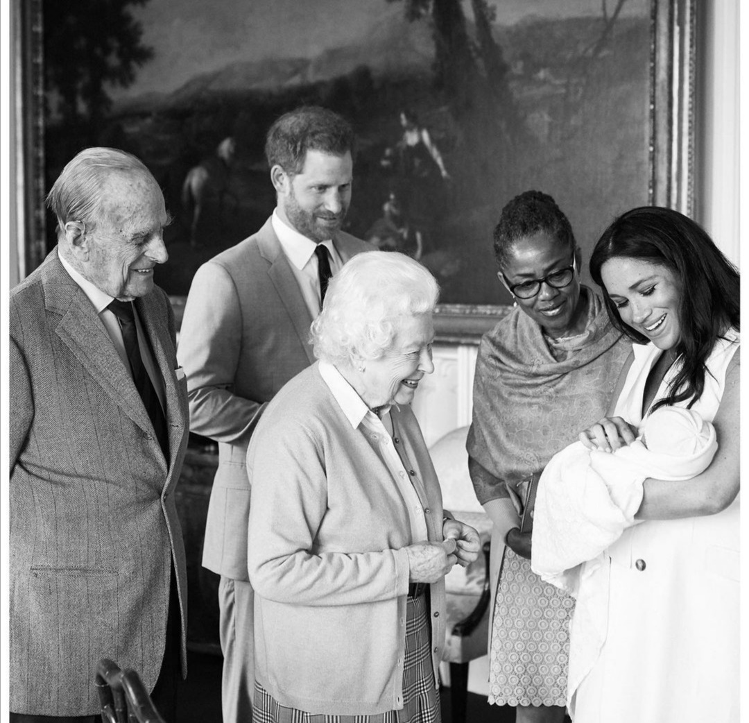 الملكة إليزابيث تنظر لـآرتشي ويظهر في الصورة دوريا والدة ميغان-الصورة من حساب رويال ساسكس على إنستغرام