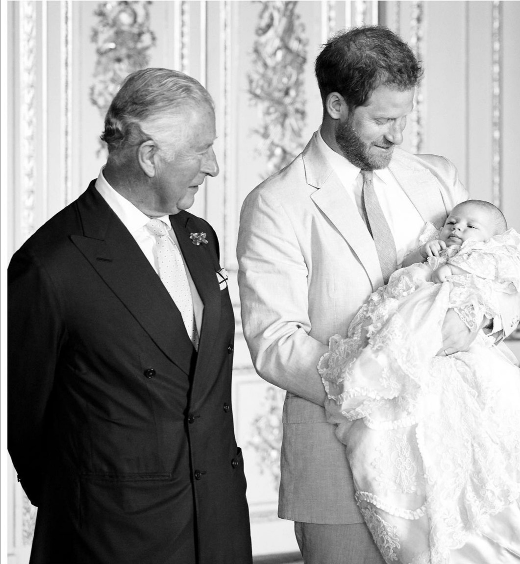 هاري يحمل آرتشي وبجانبه الأمير تشارلز-الصورة من حساب رويال ساسكس على إنستغرام