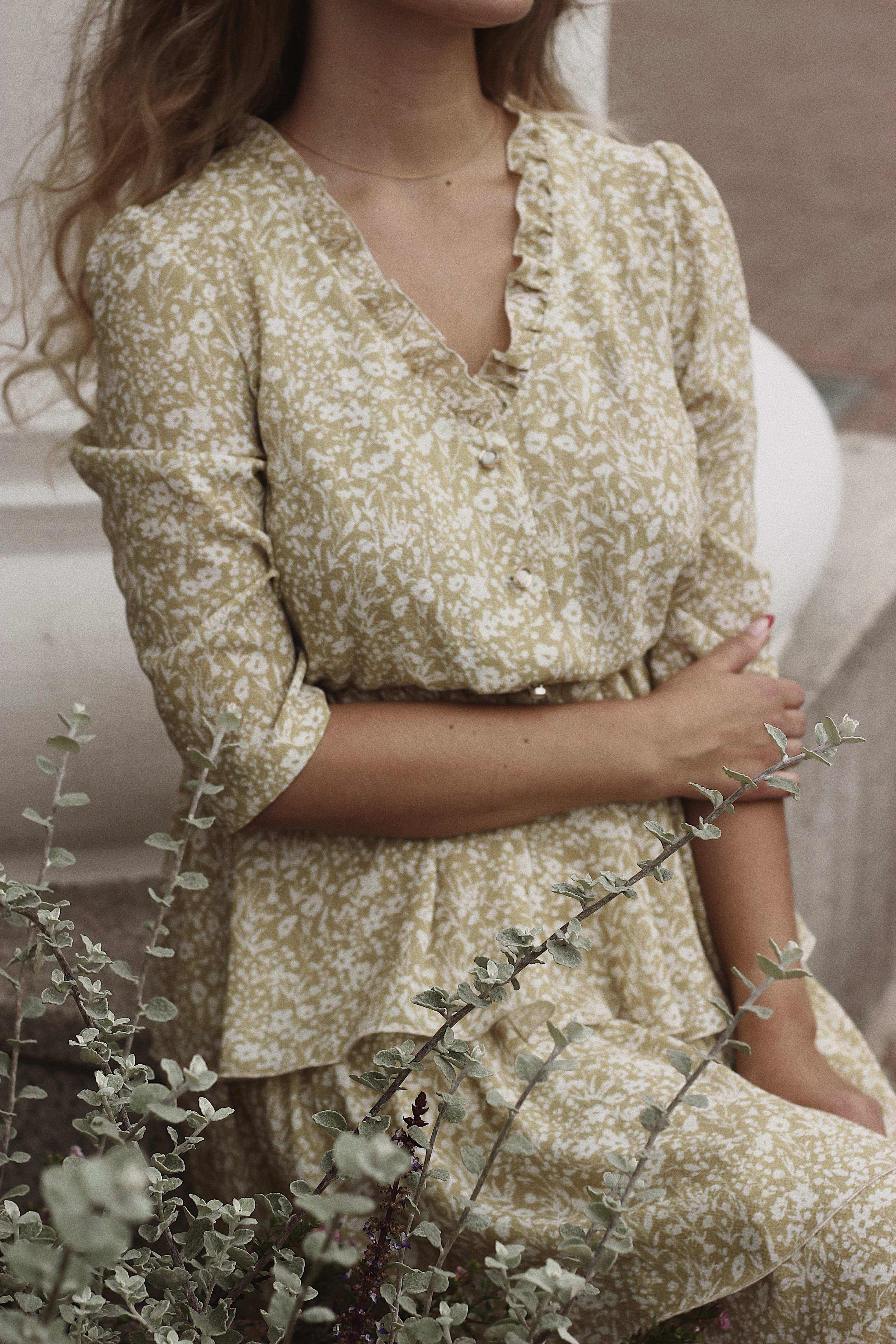 فستان مطبع بصيحة الكشكش يناسب إطلالتك النهارية- مصدر الصور موقع بيكسيلز