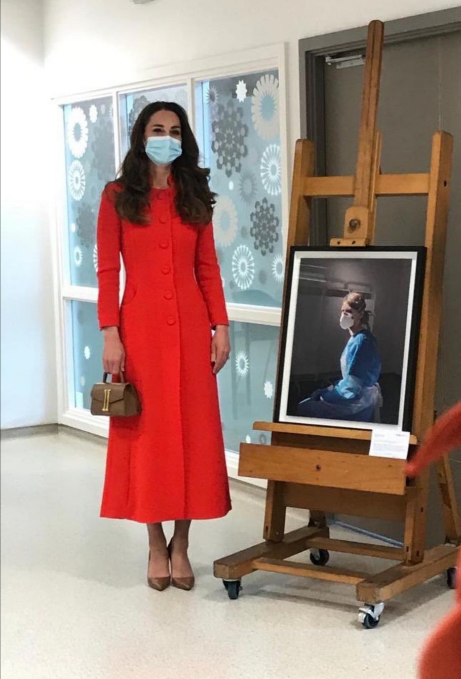 كيت ميدلتون بجانب صورة الممرضة ميلاني- الصورة من حساب دوق ودوقة كامبريدج على إنستغرام