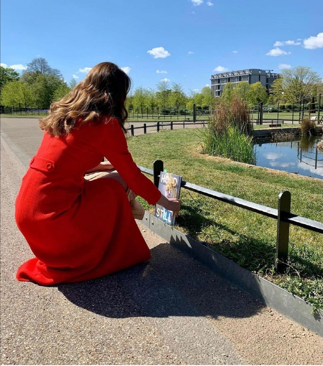 كيت ميدلتون تضع الكتاب وسط حدائق منزلها- الصورة من حساب دوق ودوقة كامبريدج على إنستغرام