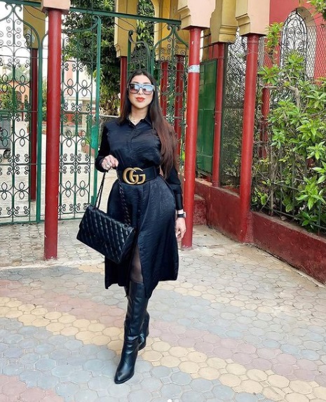 فستان أسود ميدي من دنيا بطمة -صورة 2- الصورة من حسابها على إنستقرام