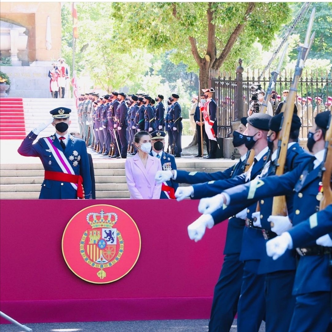 الملك «فيليب» يؤدي السلام العسكري - الصورة من حساب البيت الملكي الإسباني على إنستغرام.jpg