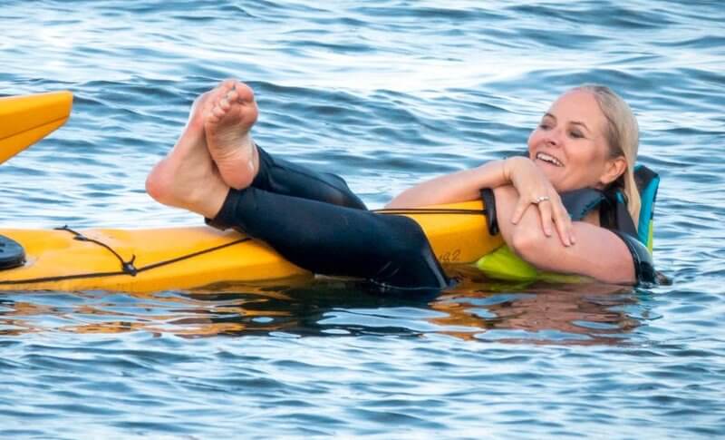 الأميرة ميت ماريت تطفو على الماء- الصورة من موقع New my royals