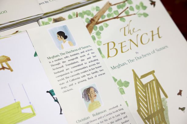 كتاب The Bench- الصورة من موقع ميرورش
