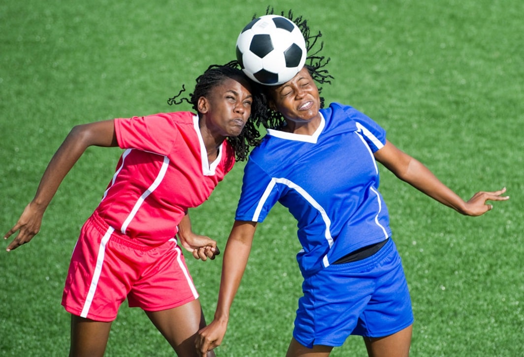 لاعبتان على وشك التعرض لإصابة في الرأس في كرة القدم