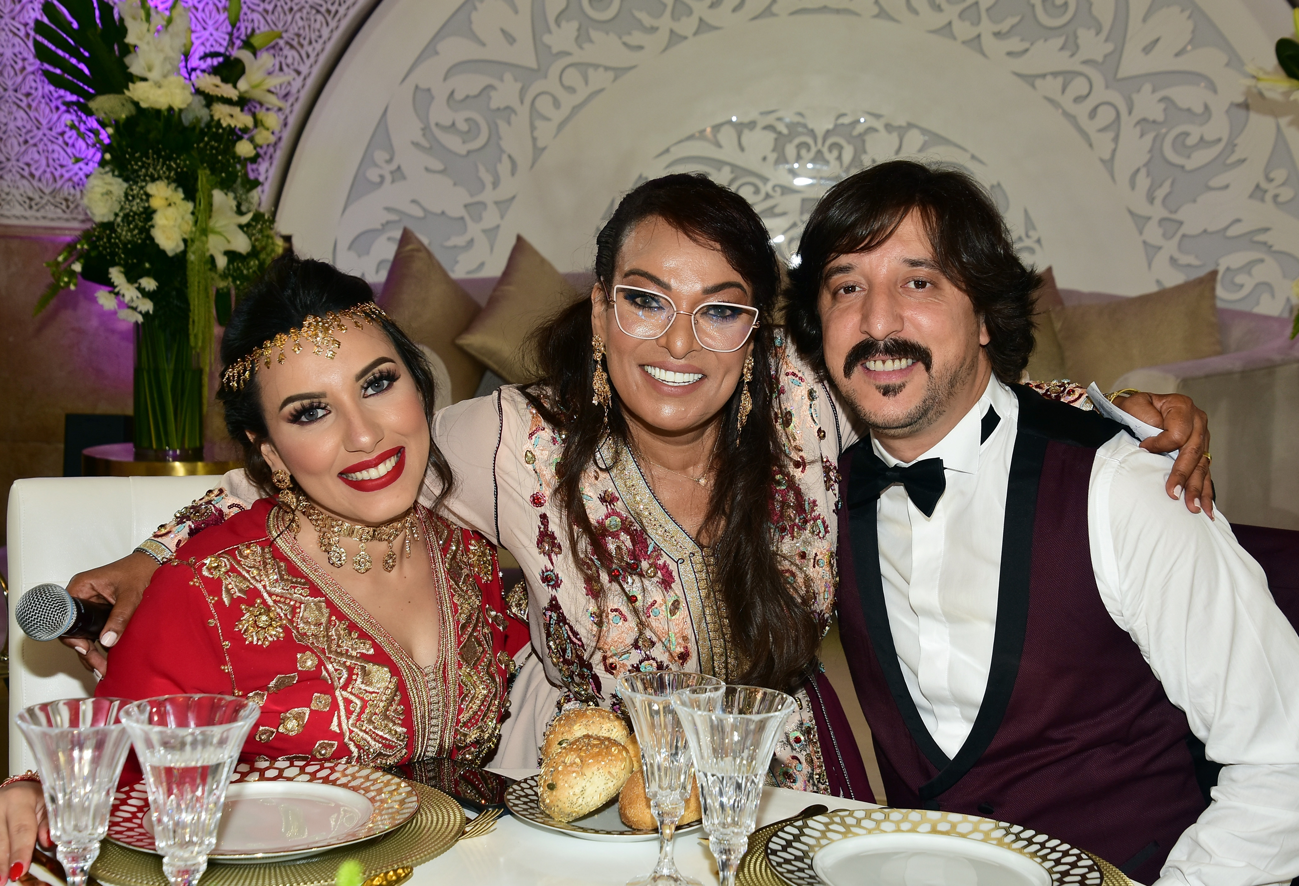 العروسان سحر الصديقي ومنصف مالزي مع الممثلة بشرى اهريش