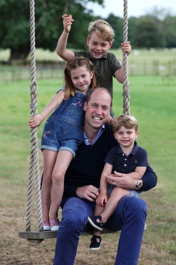 الأمير ويليام على الأرجوحة محاط بأطفاله الثلاثة- الصورة من موقع ميرور