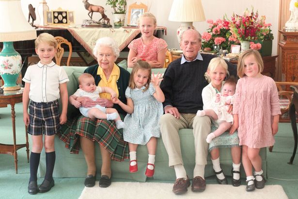 الملكة والأمير فيليب مع أطفال العائلة الملكيين- الصورة من موقع ميرور