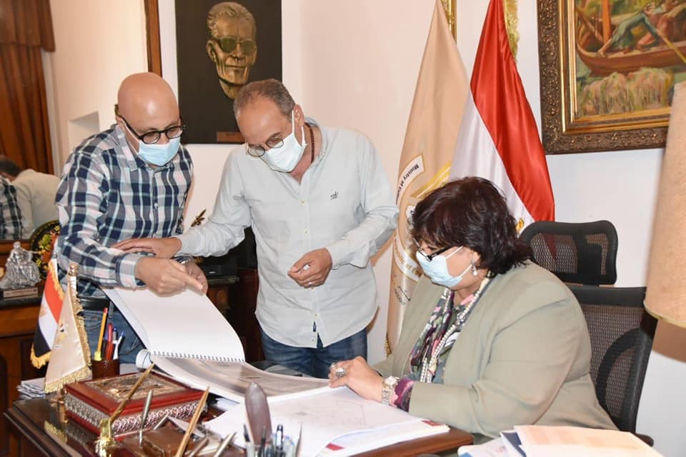 وزيرة الثقافة تستعرض الاستعدادت لمعرض القاهرة للكتاب