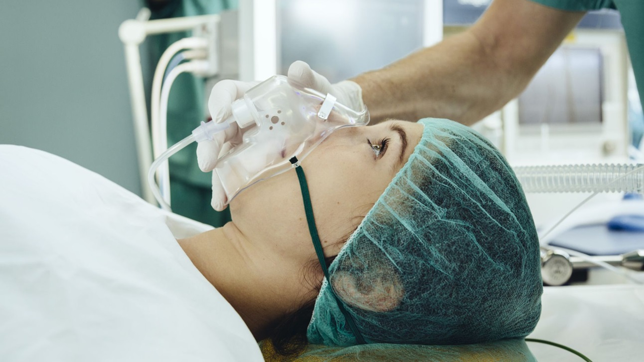 امرأة على وشك النوم بسبب تخديرها قبل عملية جراحية