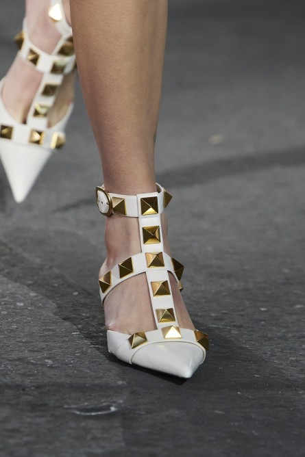 حذاء باللون الأبيض من فالنتينو Valentino