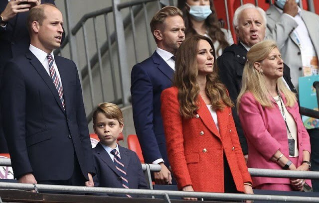 الأمير جورج يقف بين والديه أثناء السلام الوطني- الصورة من موقع New my royals.jpg