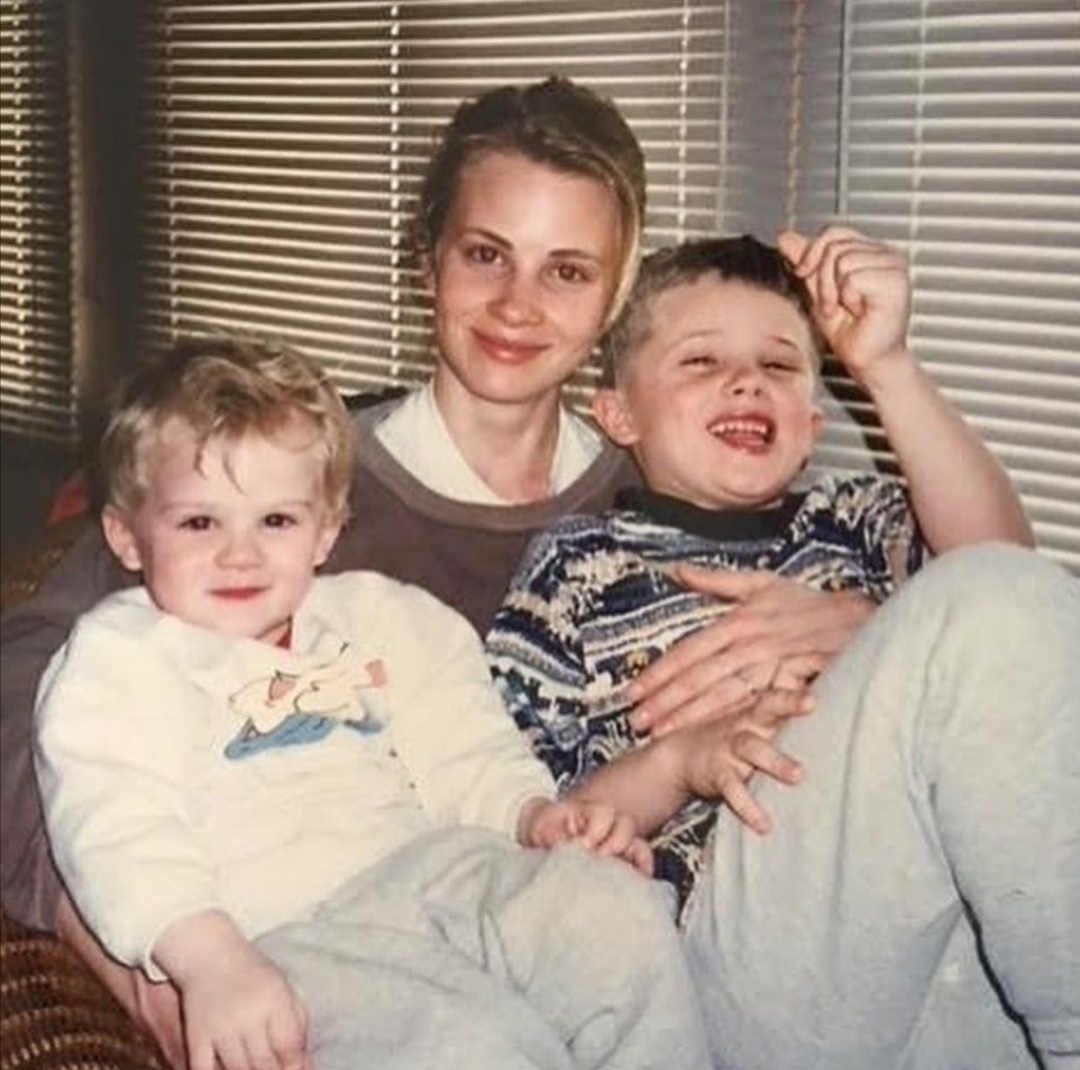 مونيكا بوتر مع ابنيها دانيال وليام- الصورة من حسابها على إنستغرام