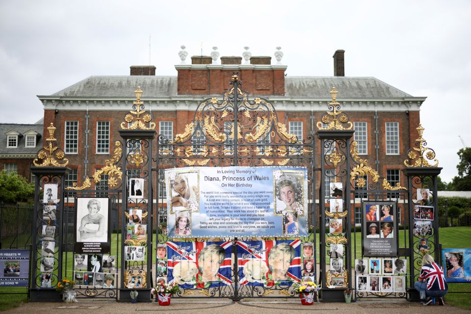 صور الأميرة ديانا على بوابة قصر كينسينغتون- الصورة من موقع رويترز