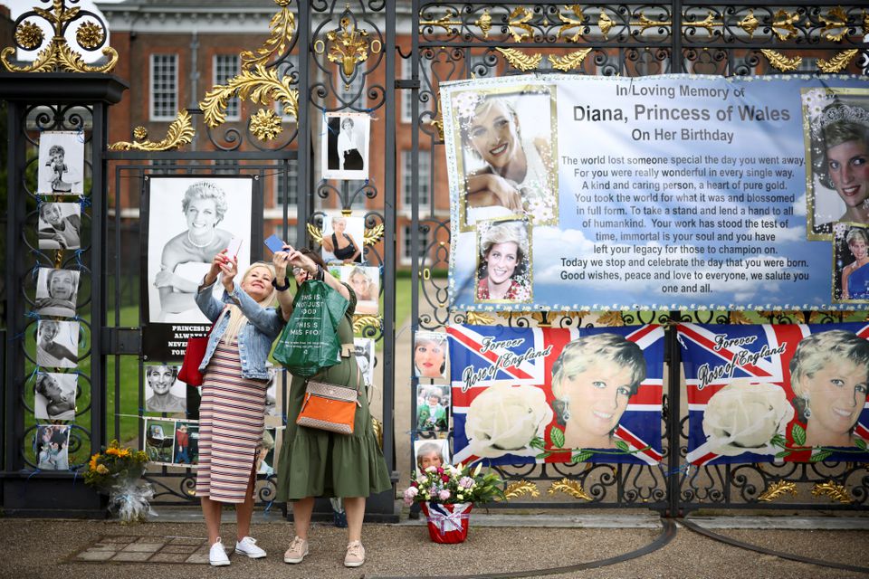 محبو الأميرة ديانا- الصورة من موقع رويترز