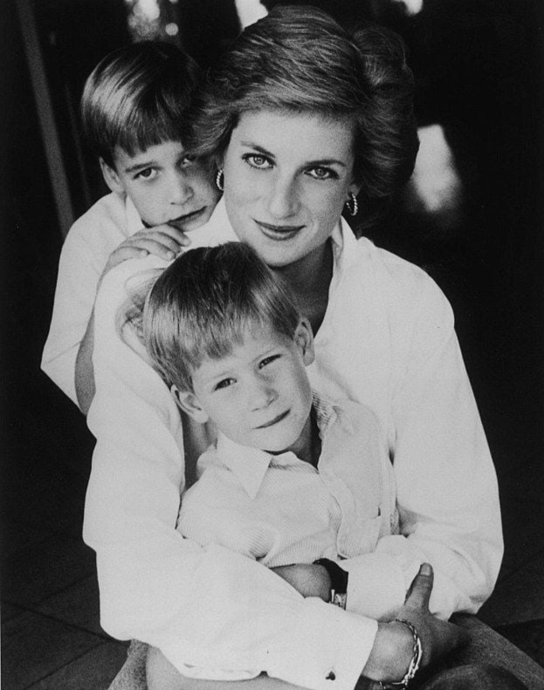 الأميرة ديانا تحتضن ابناءها ويليام وهاري- الصورة من حسابها على إنستغرام.jpg