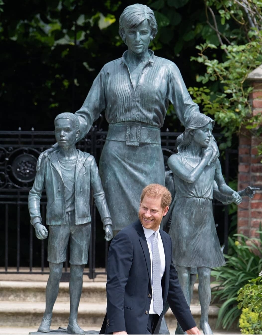 تمثال الراحلة ديانا تحتضن ثلاثة أطفال- الصورة من حسابها على إنستغرام-.jpg