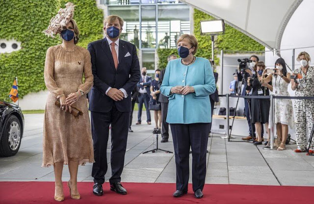 الملك ويليم والملكة ماكسيما يزوران المستشارة الألمانية أنجيلا ميركل في مقرها الحكومي- الصورة من موقع New my royals.jpg