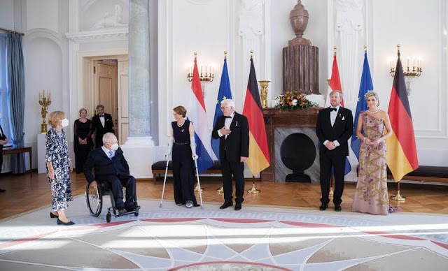 الملك ويليم والملكة ماكسيما يحضران عشاءً رسمياً أقامه رئيس الاتحاد الألماني وزوجته في قصر بلفيو في برلين- الصورة من موقع New my royals.jpg