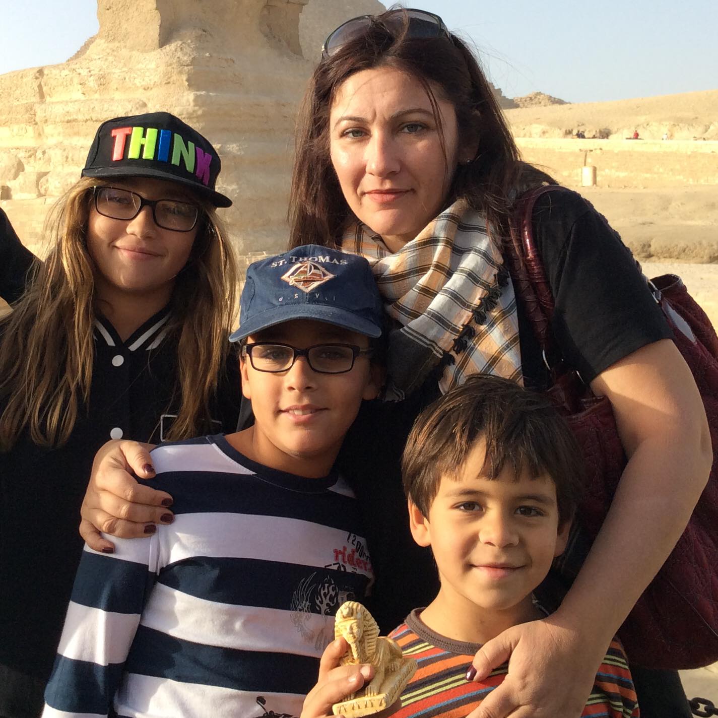 جيهان فاضل وأبناؤها في مصر قبل سفرها إلى كندا- الصورة من حسابها على فيسبوك
