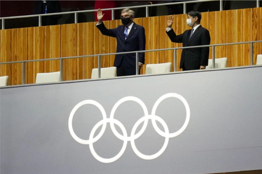 الإمبراطور ناروهيتو بجانبه رئيس اللجنة الأولمبية الدولية توماس باخ- الصورة من موقع Reuters